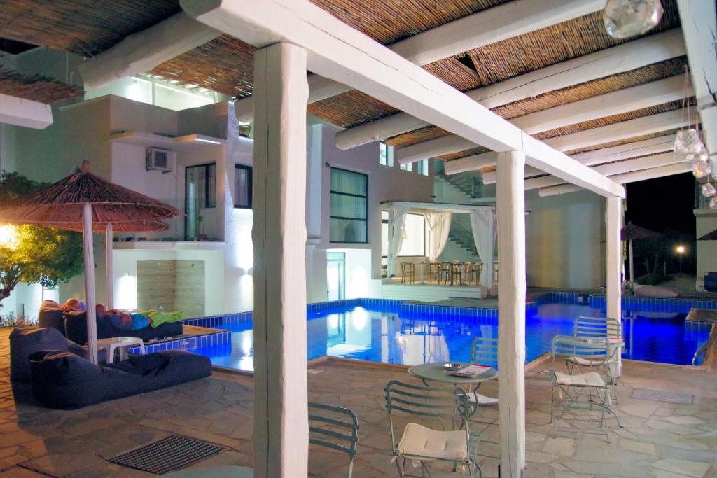 Bazén v ubytování Esperides Hotel nebo v jeho okolí