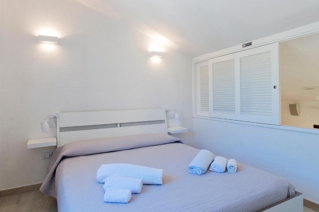 ein Schlafzimmer mit einem Bett mit zwei Handtüchern darauf in der Unterkunft Dimora Simius in Villasimius