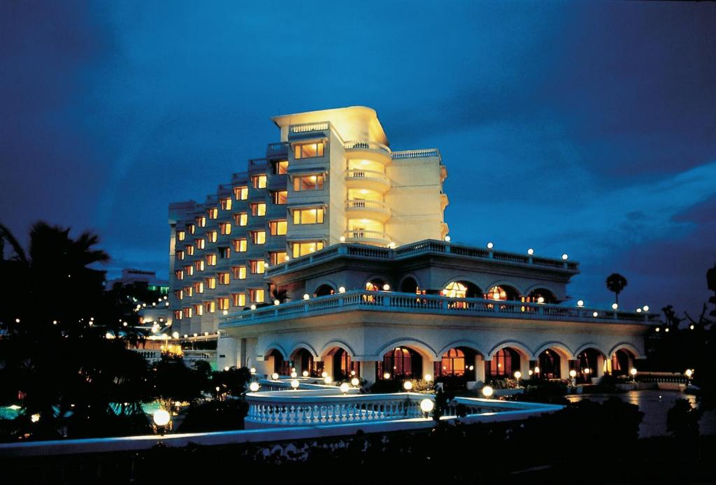 een groot gebouw 's nachts met lichten aan bij The Gateway Hotel Beach Road Visakhapatnam in Visakhapatnam