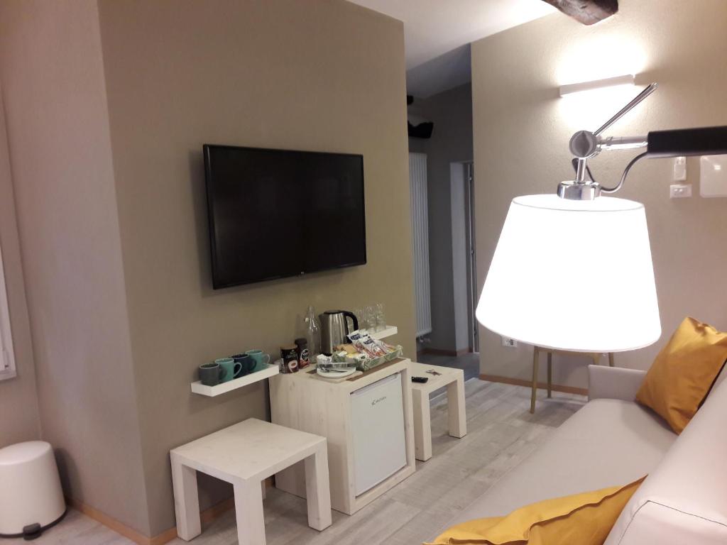 Telewizja i/lub zestaw kina domowego w obiekcie Santa Marta Rooms - Vernazza