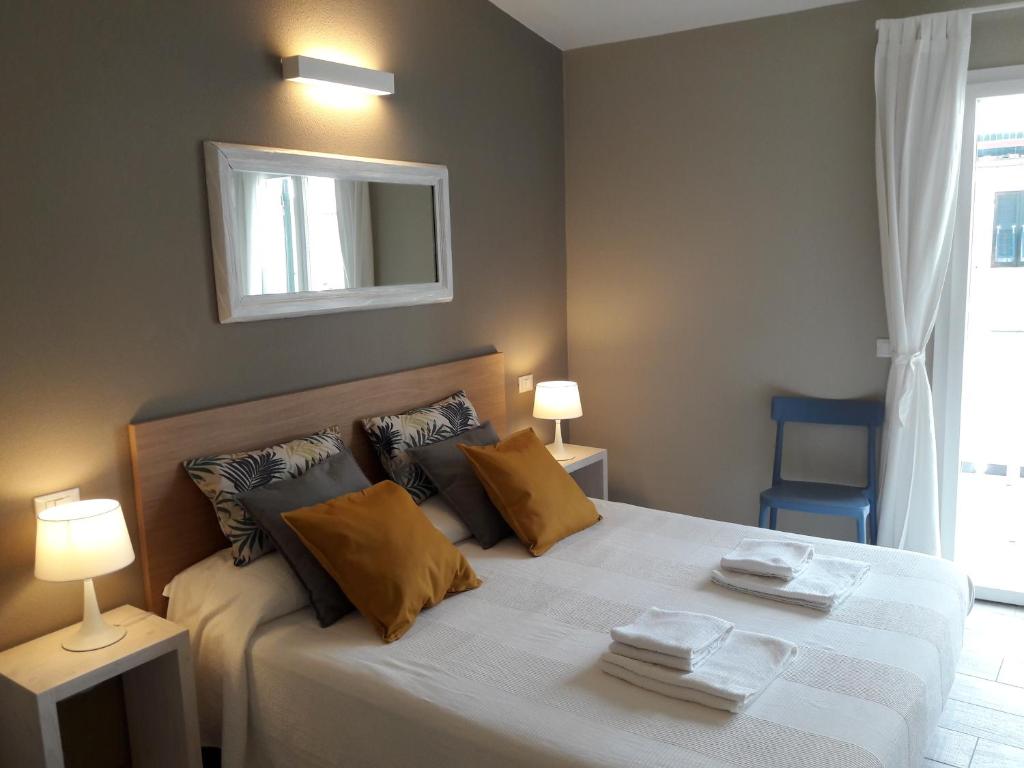 Łóżko lub łóżka w pokoju w obiekcie Santa Marta Rooms - Vernazza