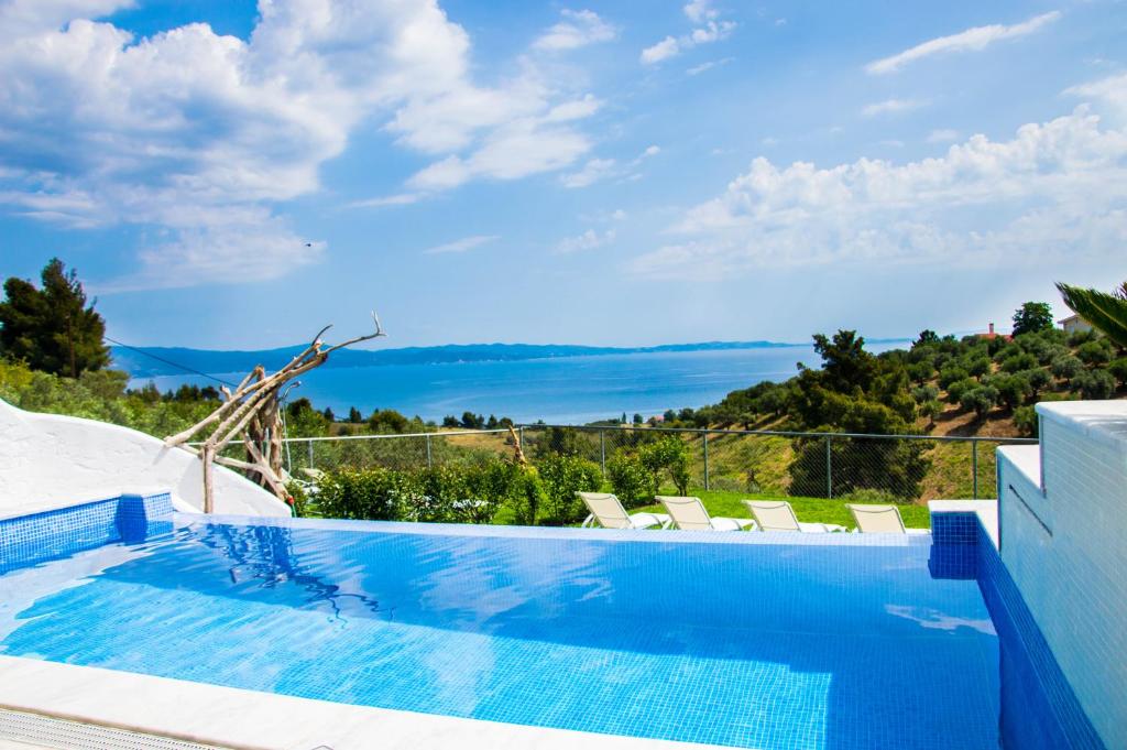una piscina con vista sull'oceano di Xalonia Villas a Agios Nikolaos
