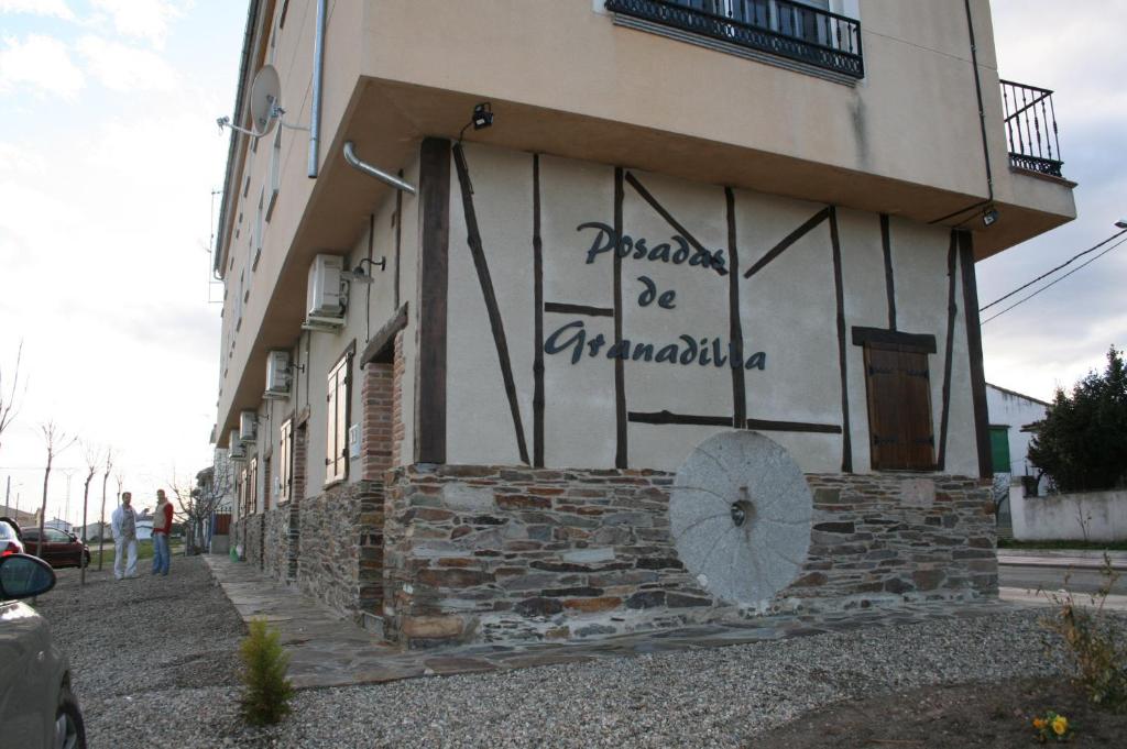 un immeuble avec graffiti sur son côté dans l'établissement Apartamentos Posadas De Granadilla, à Zarza de Granadilla