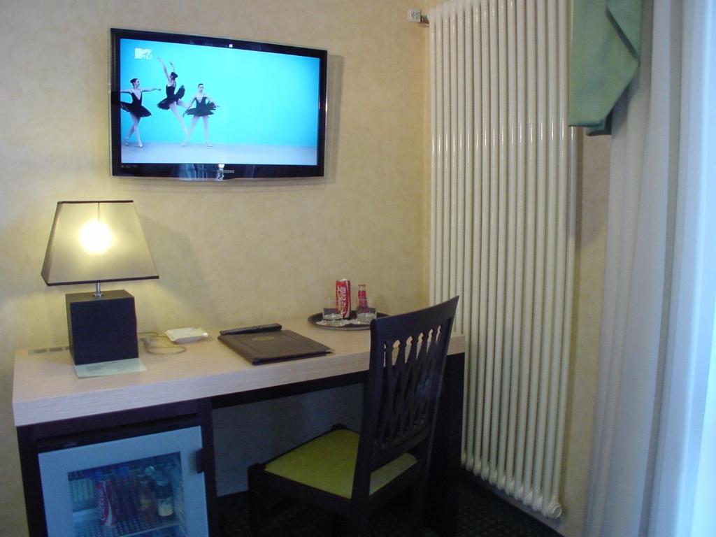 TV a/nebo společenská místnost v ubytování Hotel Don Abbondio