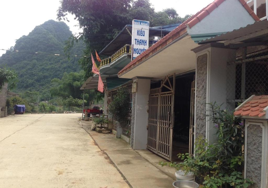 uma rua vazia em frente a um edifício em Nhà Nghỉ Kiều Thanh Nguyệt - Bản Giốc em Dam Thuy