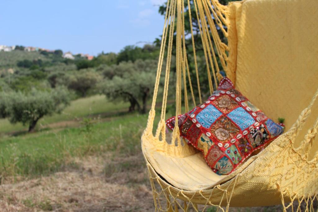 eine Hängematte mit einem Kissen auf dem Feld in der Unterkunft Villa Sarno in Montesilvano