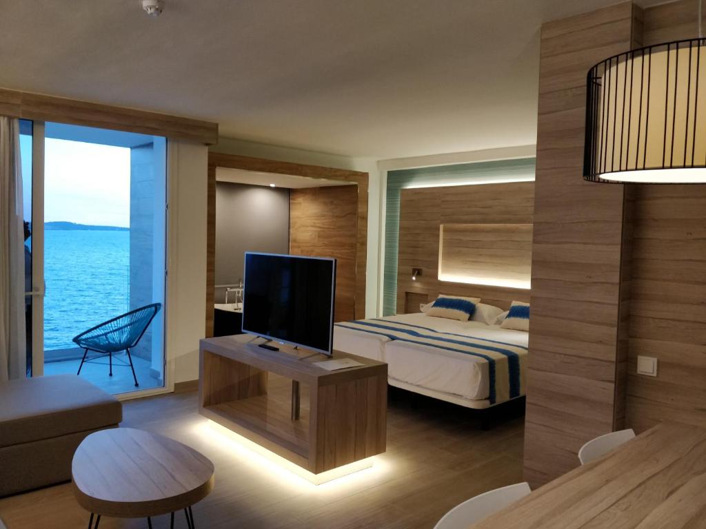 TV a/nebo společenská místnost v ubytování Sol Bahía Ibiza Suites