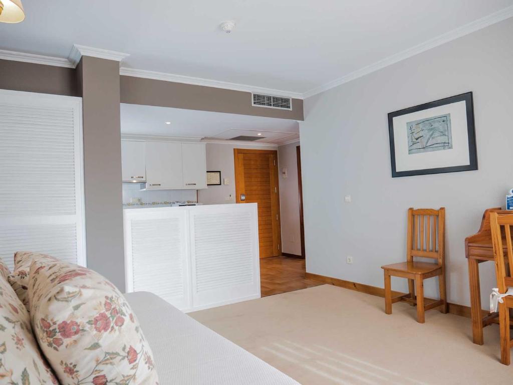 A kitchen or kitchenette at Hotel Spa Bosque mar
