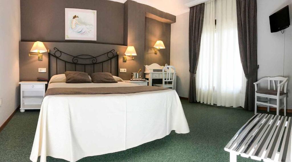 A bed or beds in a room at Hotel Spa Bosque mar