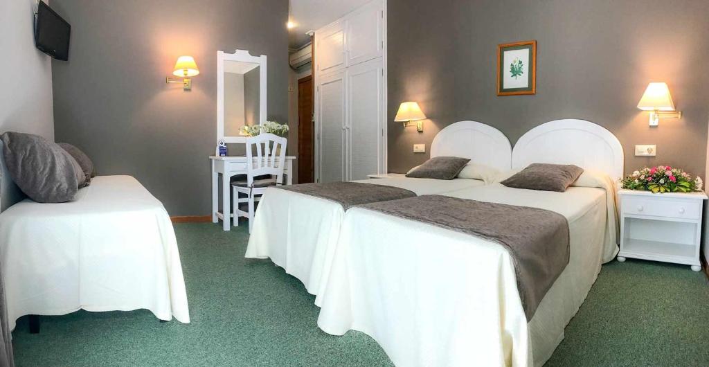 A bed or beds in a room at Hotel Spa Bosque mar