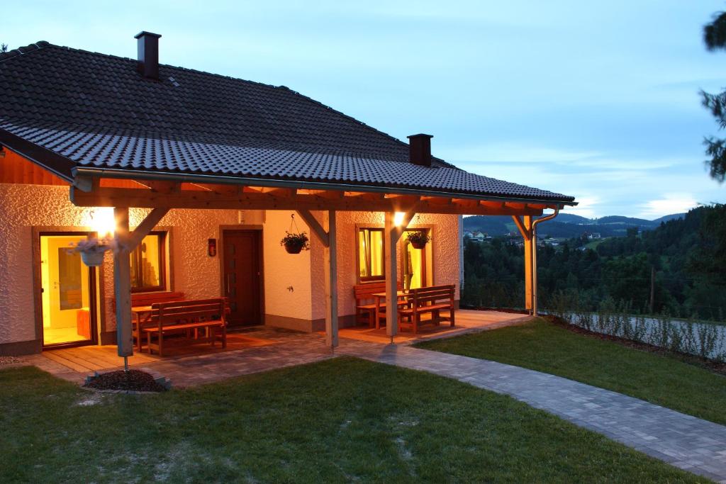 einen Pavillon mit Bänken und Tischen auf einem Rasen in der Unterkunft Ferienwohnung Kagerer in Gutau