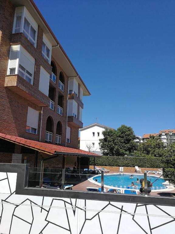 Bazén v ubytovaní Apartamentos Regollera alebo v jeho blízkosti