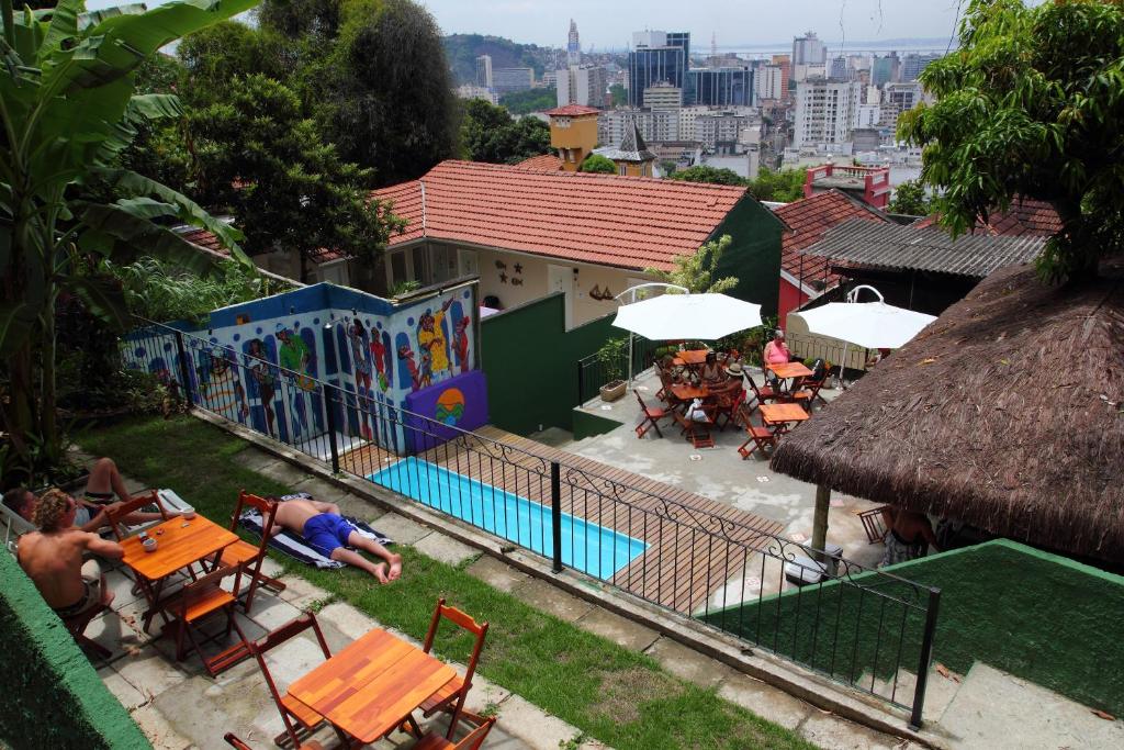 uitzicht op een zwembad met tafels en stoelen bij Rio Forest Hostel in Rio de Janeiro