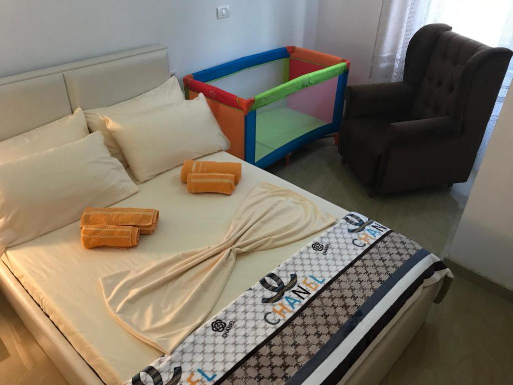 Uma área de estar em Sixth Apartment
