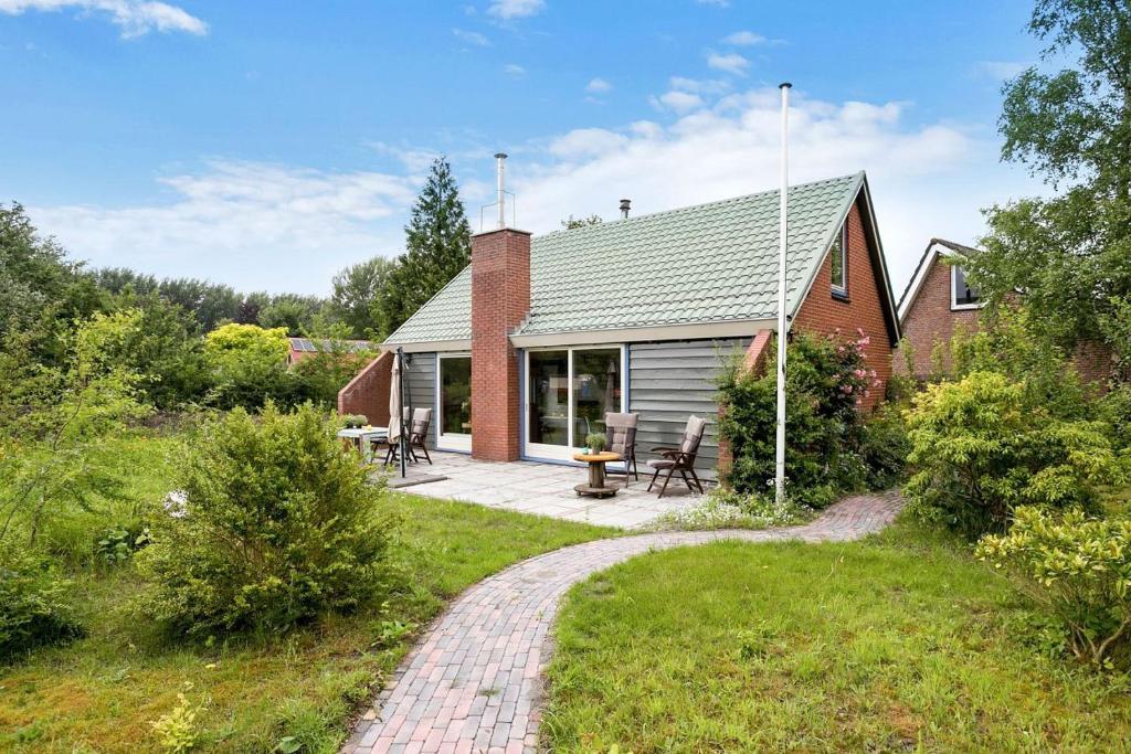 een stenen huis met een patio in de tuin bij Wad Else in Lauwersoog