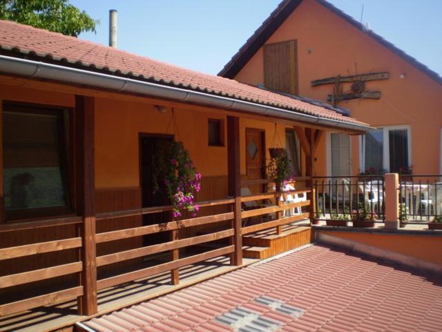 una casa con un balcón con flores. en Penzión Adriana, en Rožňava
