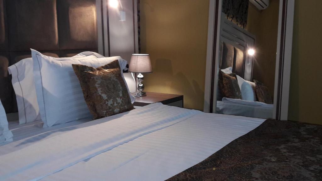 Postel nebo postele na pokoji v ubytování Hotel Deluxe