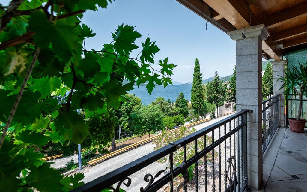 a balcony with a view of the ocean at Tea Two Apartman in Neum