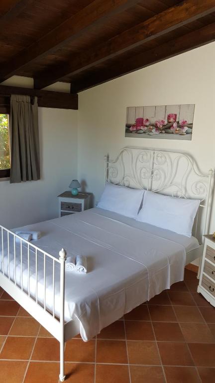 塔維亞諾的住宿－Gallipoli lato sudChalet Pesco，卧室配有白色的床头板和白色的床