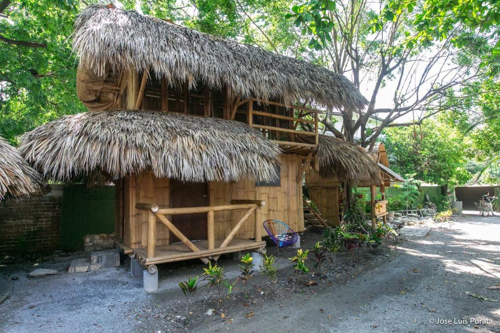 Cabaña pequeña con techo de paja en Eco Hotel Casa Kima en Ciudad Valles