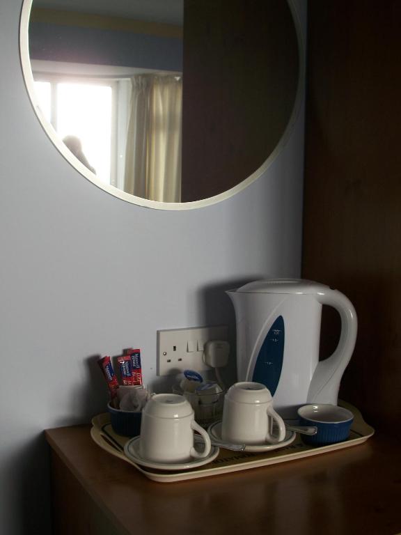 Příslušenství pro přípravu čaje a kávy v ubytování Seashore Lodge Guesthouse