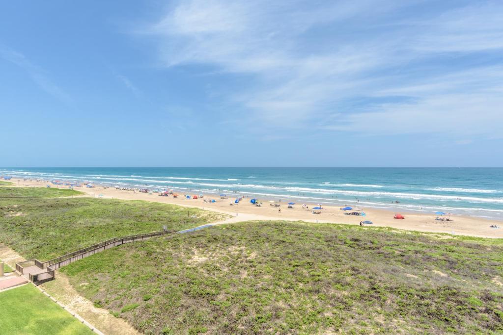 una vista aérea de una playa con gente en ella en Sea Vista, en South Padre Island