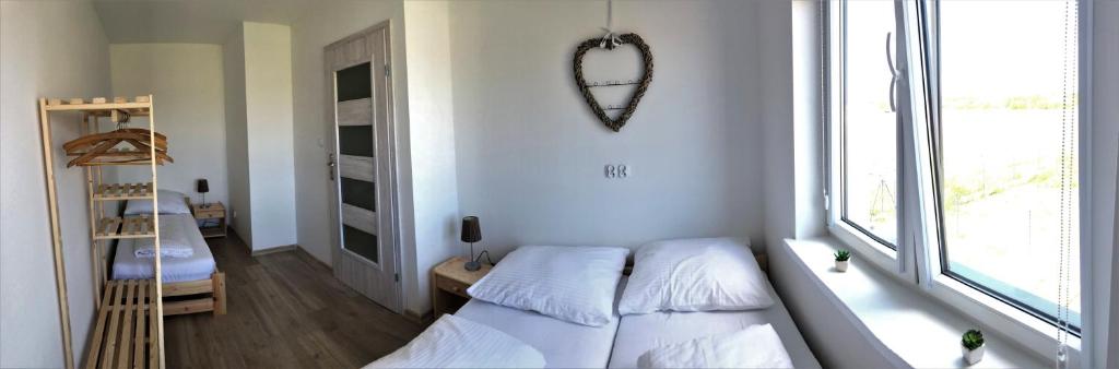 Postel nebo postele na pokoji v ubytování Apartamenty Tęczowa 14 Sarbinowo