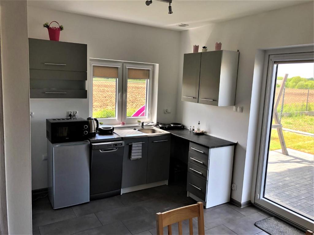 Kuchyň nebo kuchyňský kout v ubytování Apartamenty Tęczowa 14 Sarbinowo