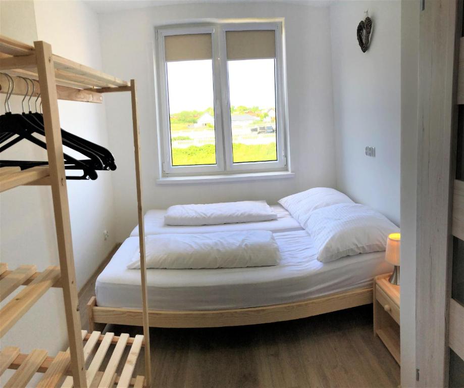 Postel nebo postele na pokoji v ubytování Apartamenty Tęczowa 14 Sarbinowo