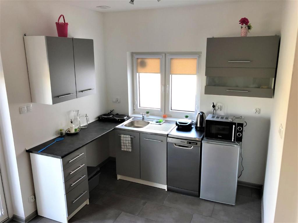 Kuchyň nebo kuchyňský kout v ubytování Apartamenty Tęczowa 14 Sarbinowo