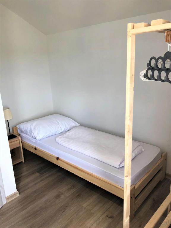 Postel nebo postele na pokoji v ubytování Apartamenty Tęczowa 14 Sarbinowo