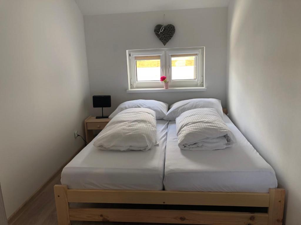 Postel nebo postele na pokoji v ubytování Apartamenty Tęczowa 14 Sarbinowo