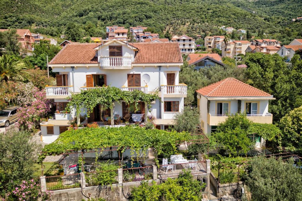 ein Haus auf einem Hügel in einem Dorf in der Unterkunft Apartments Sijerkovic in Herceg-Novi