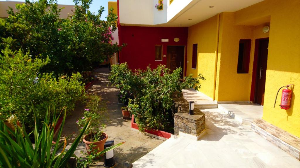 Ogród w obiekcie Katerini Apartments Hotel