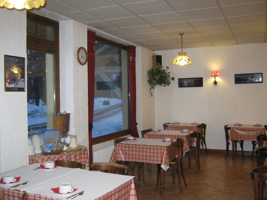 TV a/nebo společenská místnost v ubytování Hotel des Lacs
