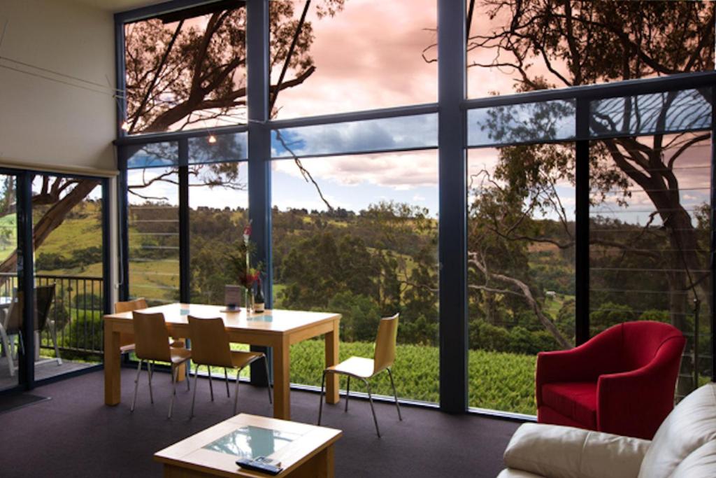 River Vineyard Retreat - Housity