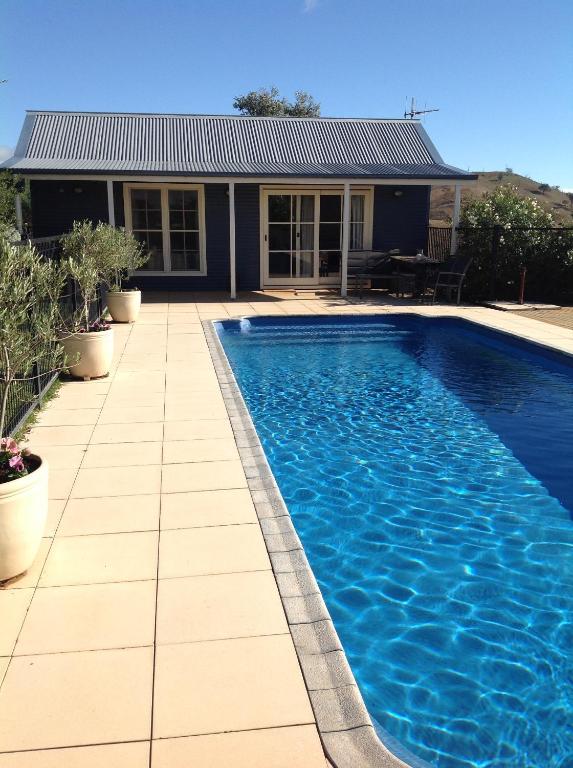 una piscina frente a una casa en Amazing Views Pet Friendly Bed and Breakfast, en Yass