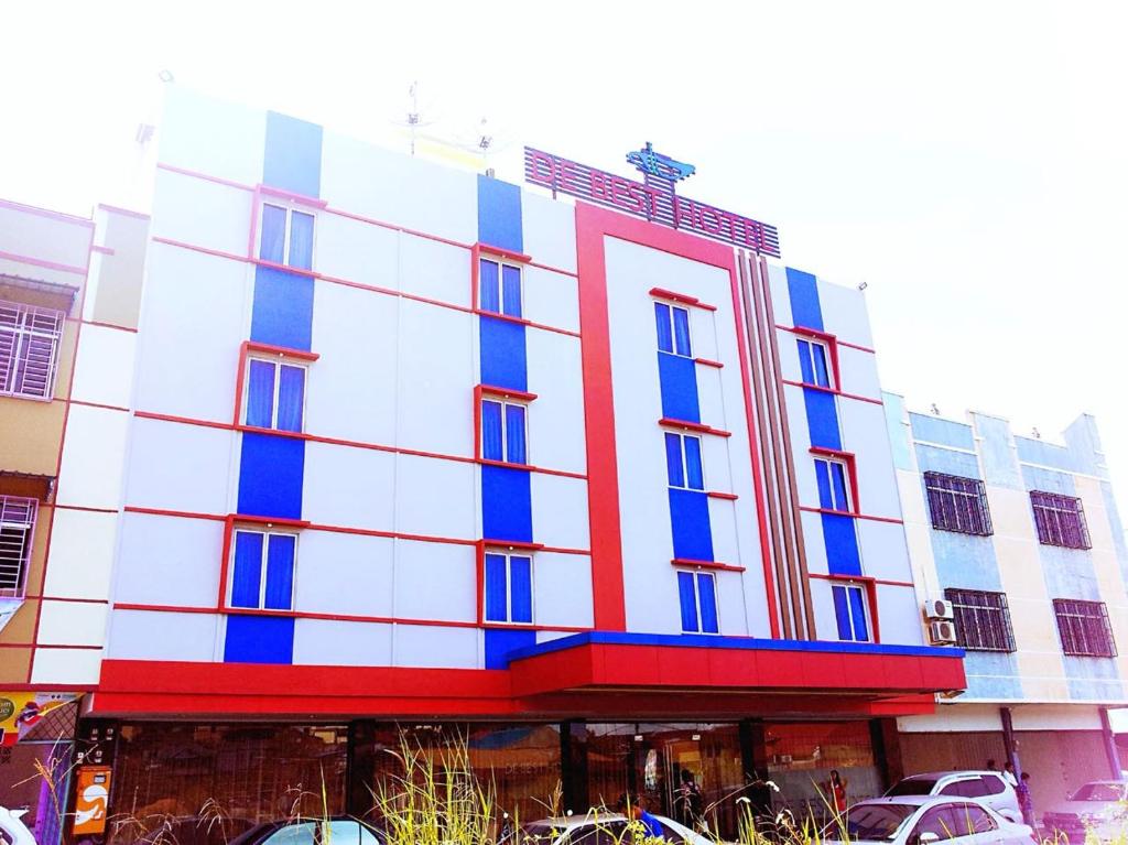 ein Gebäude mit blauer und roter Farbe darauf in der Unterkunft De Best Hotel in Nagoya
