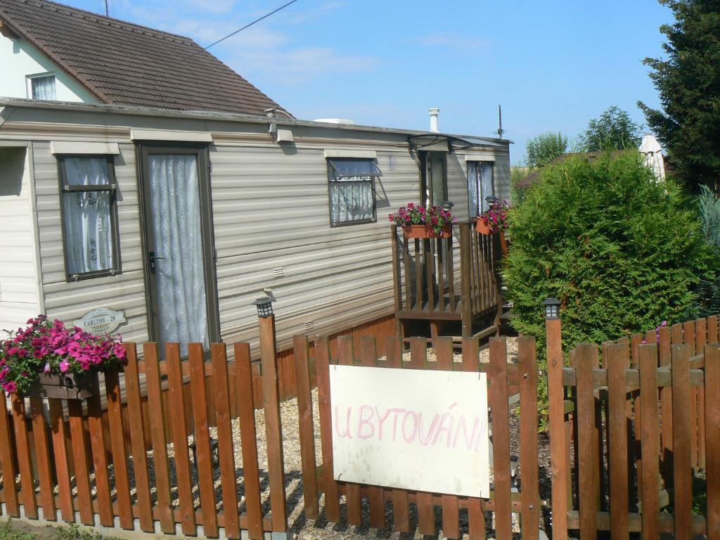 索博特卡的住宿－Ubytovani v mobilnim domku，房屋前的栅栏上的一个标志