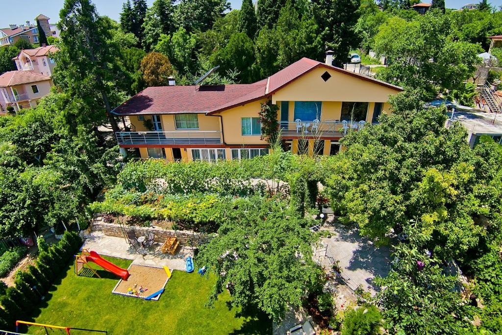 una vista aérea de una casa con patio en Villas Sequoia en Golden Sands