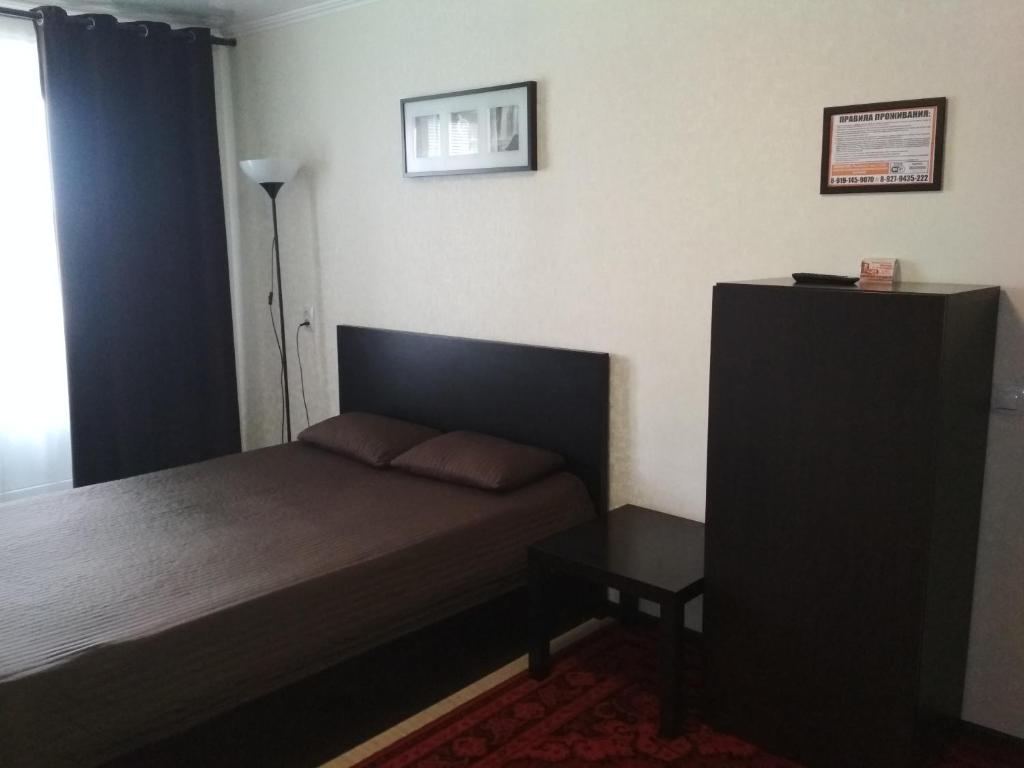 TuymazyにあるApartment on Michurina 23の小さなベッドルーム(ベッド1台、テーブル付)