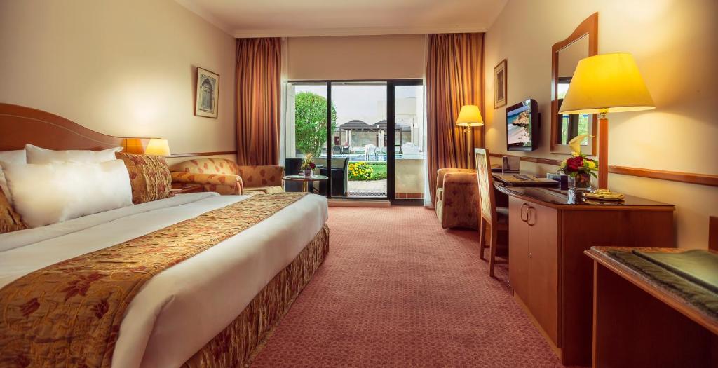 Postel nebo postele na pokoji v ubytování Golden Tulip Nizwa Hotel