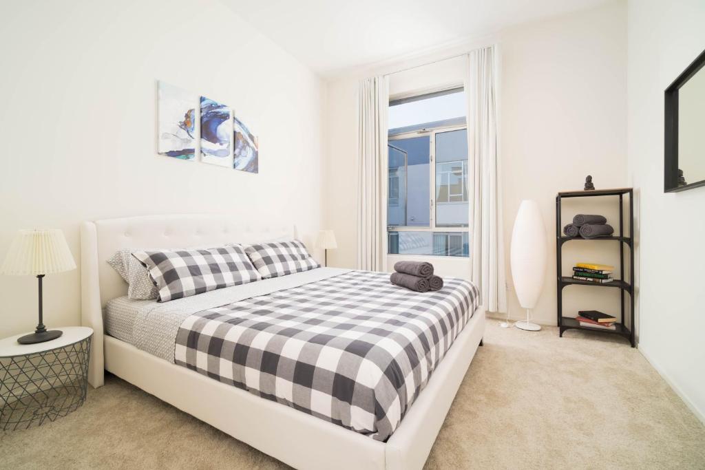 Luxury, Hollywood Walk of Fame - Two-Bedroom Apartment