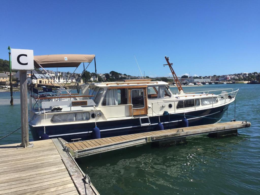 un barco está atracado en un muelle en el agua en Audierne Yachting, en Audierne