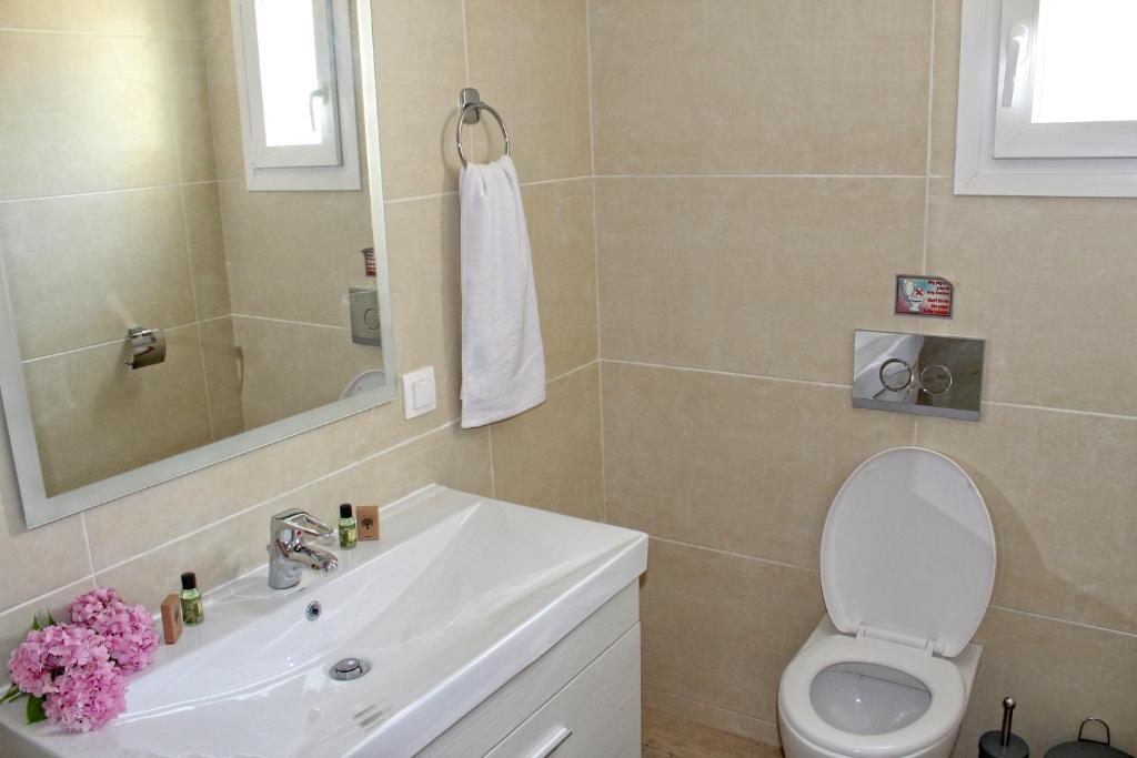 A bathroom at Astrakeroula Corfu
