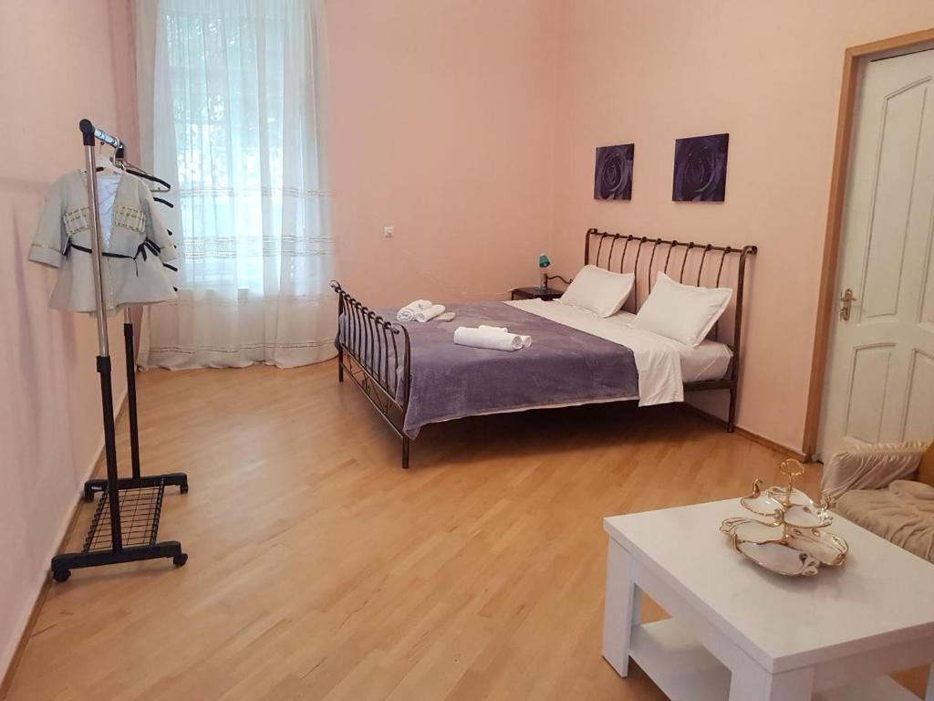 um quarto com uma cama, uma mesa e um sofá em Apartment in the heart of Tbilisi em Tbilisi