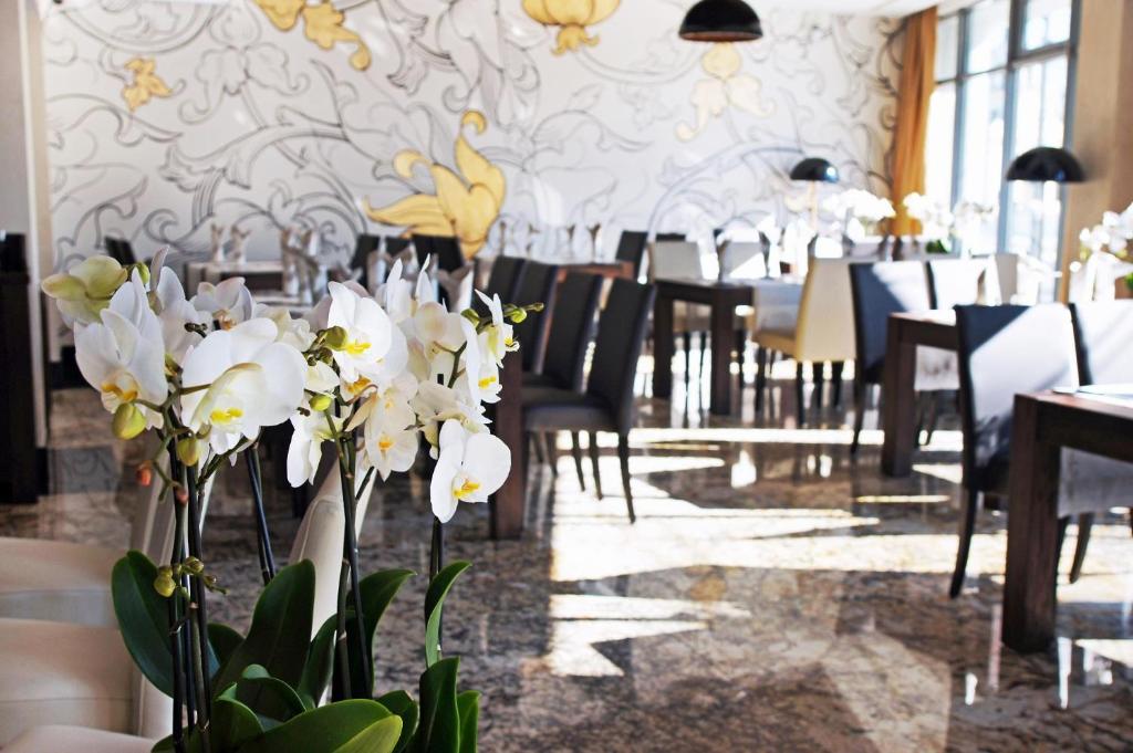 Reštaurácia alebo iné gastronomické zariadenie v ubytovaní BoutiqueHotel Aristo