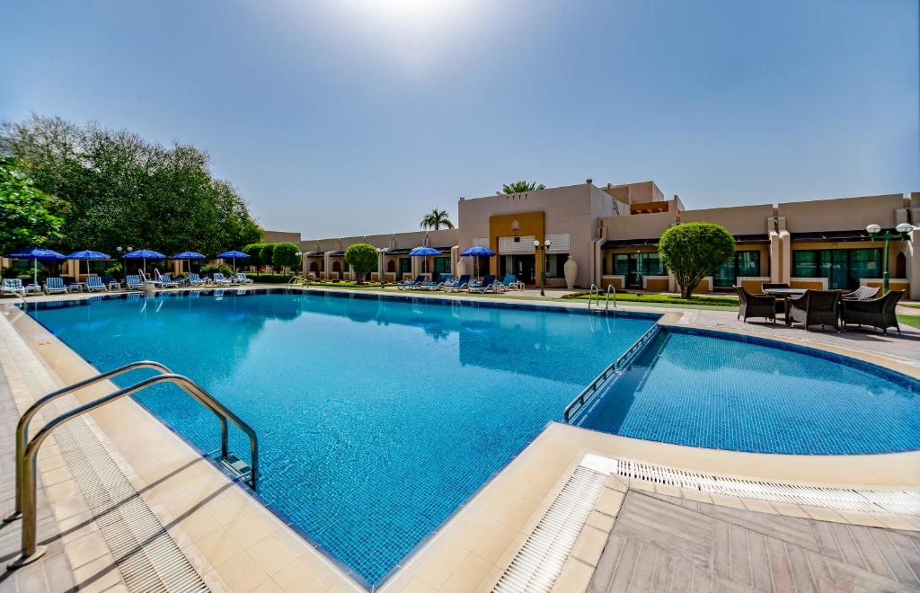 Πισίνα στο ή κοντά στο Golden Tulip Nizwa Hotel
