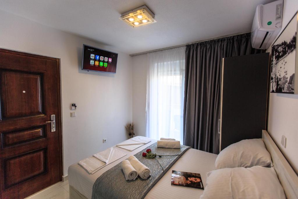 Postel nebo postele na pokoji v ubytování Zara apartmani Sutomore