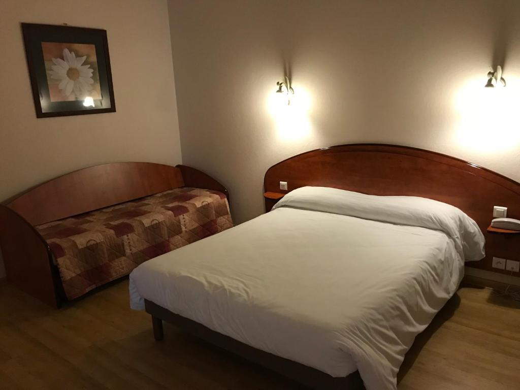 Postel nebo postele na pokoji v ubytování Logis Hôtel restaurant Les Minotiers